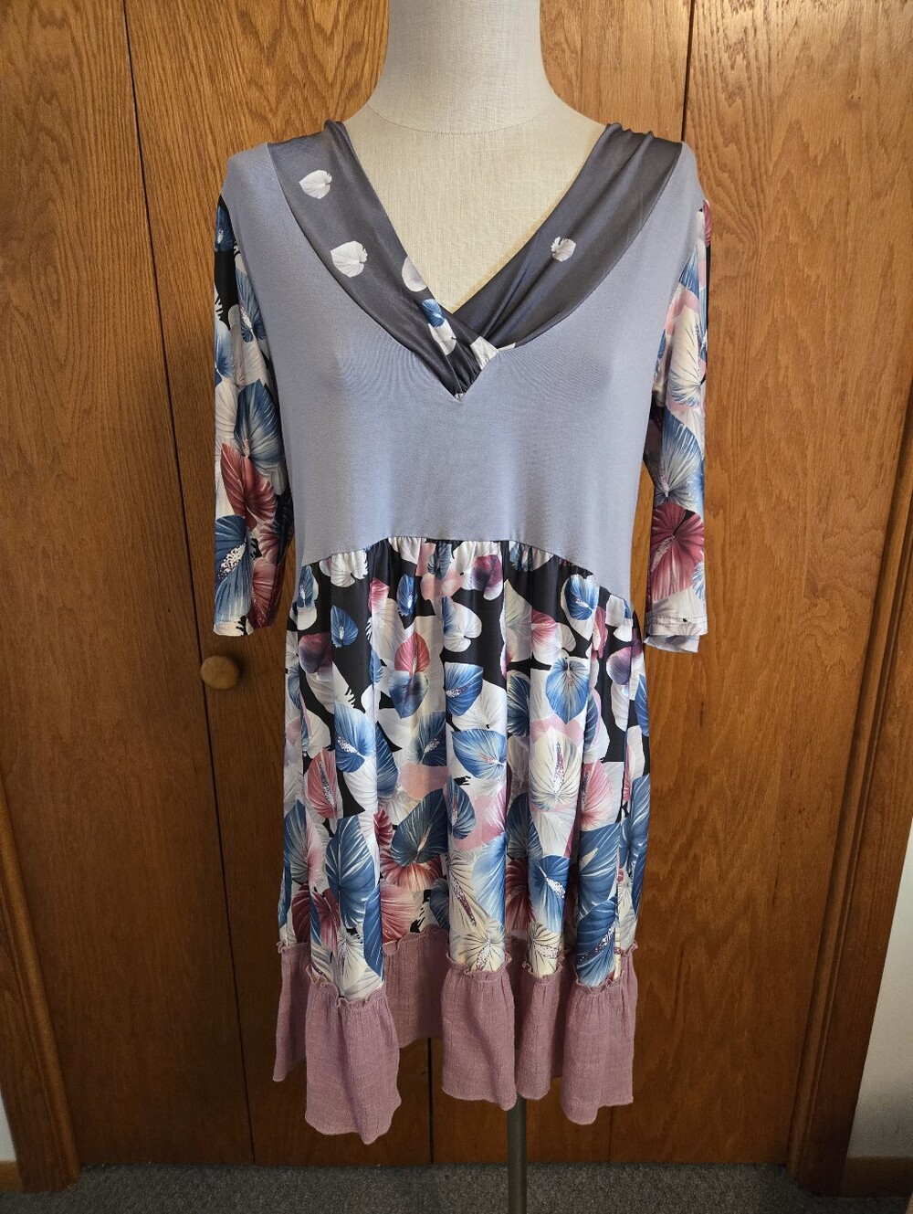 SIMPLY ASTER Floral Mix-Print V-Neck Tunic Dress in Gray & Pink. Size Large.